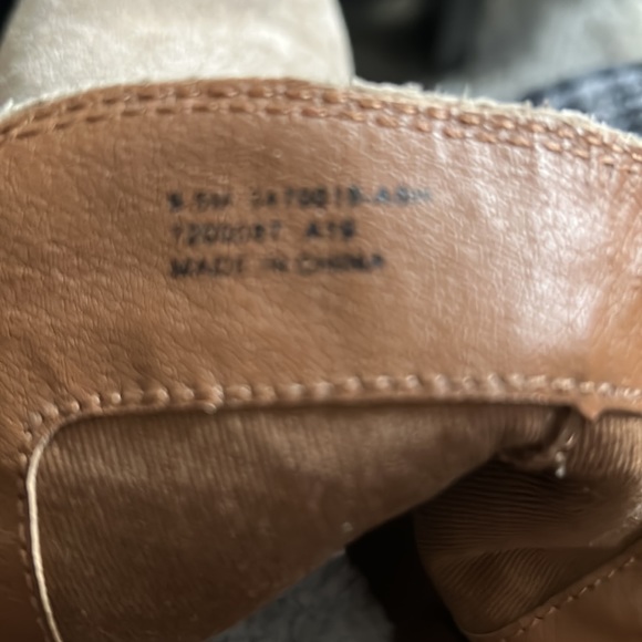 EUC  LADIES FRYE SUEDE ANKLE BOOTS IN ASH 9.5 - Picture 5 of 5